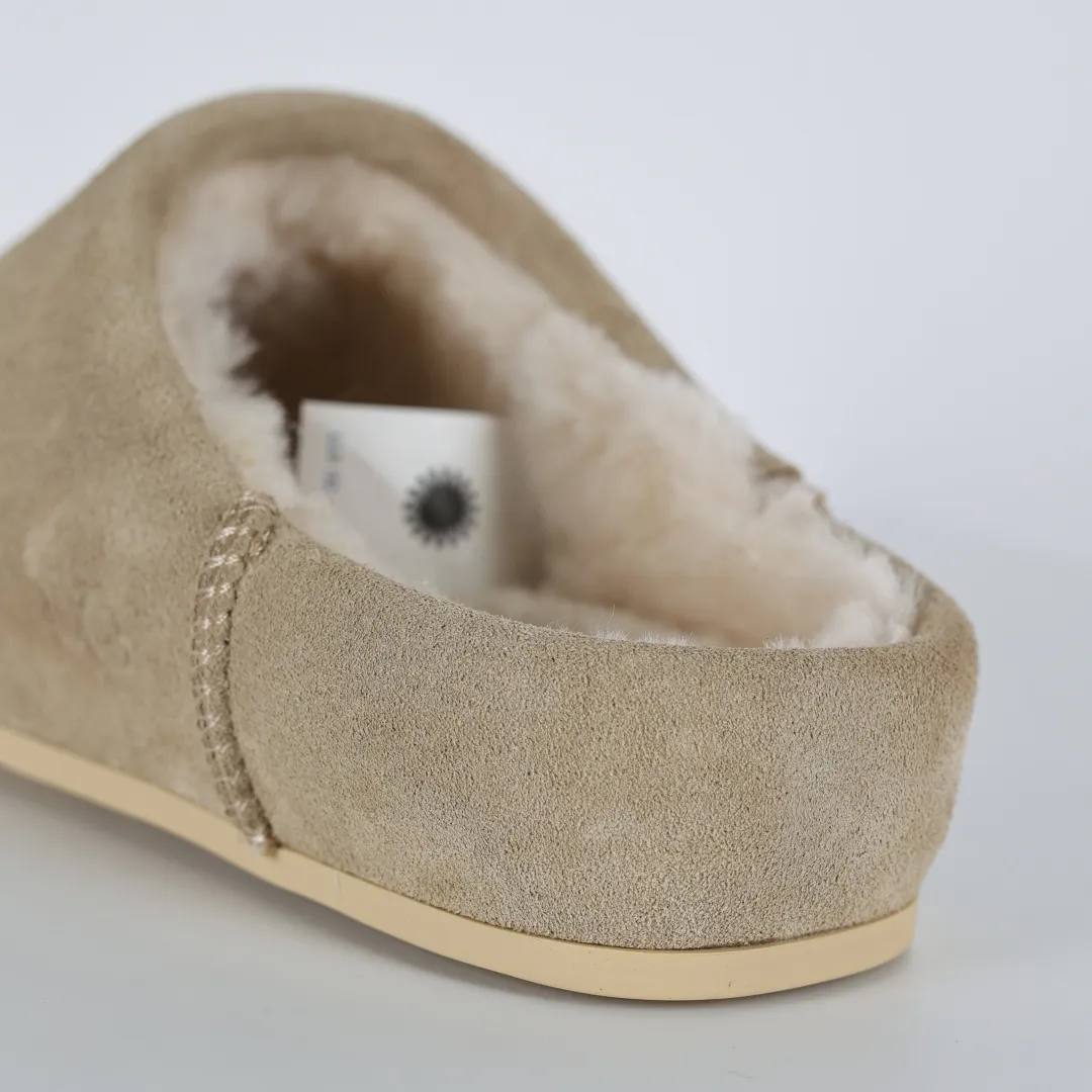 Local self-pickup💰560 Core recommended good price Independently developed original outsole, cashmere insole, keeping warm in winter, suitable for home use. In recent years, uug has launched a style series, which is partially skewed towards the preferences of young consumers, and has also been at the forefront of fashion trends. Shoe body material, water-repellent coated suede upper, 17mm UGGPURE™ implanted wool insole, lightweight non-slip and comfortable rubber outsole, with brand LOGO, complete packaging, size: 35 36 37 38 39 40